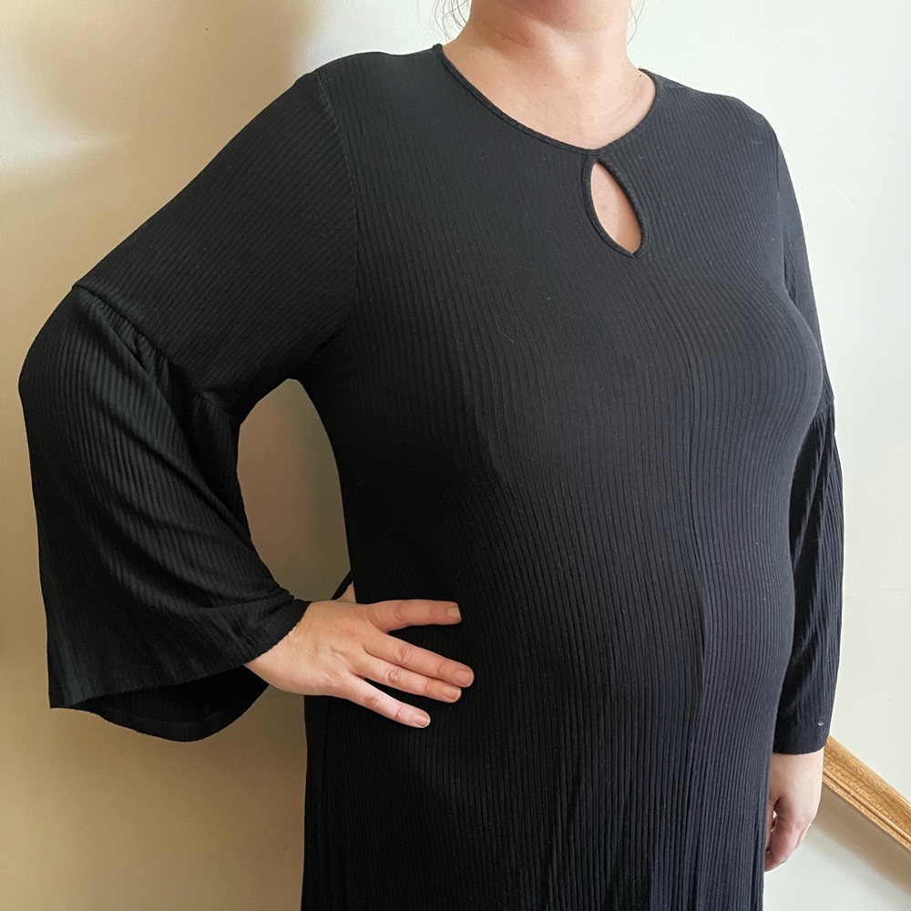 Black keyhole dress with swing sleeves